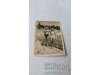 Fotografie Bărbat și femeie în costume de baie pe dig