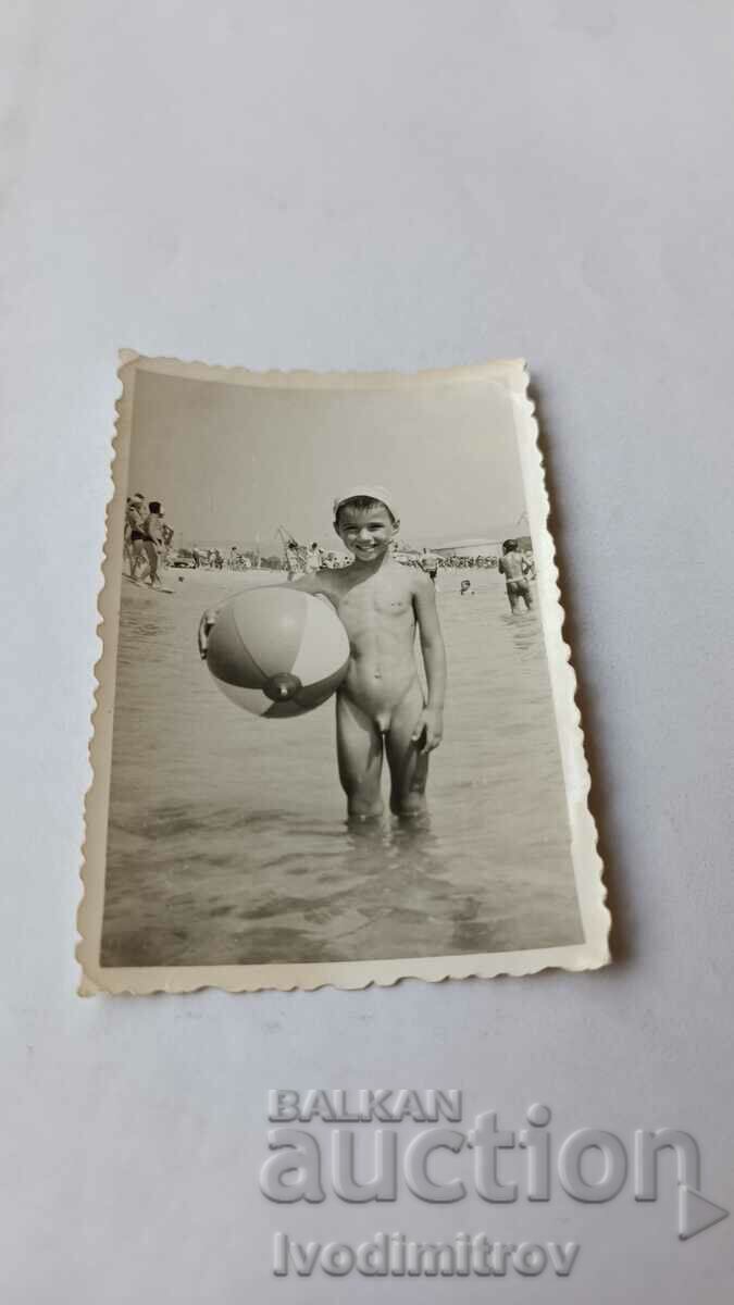 Fotografie Varna Un băiețel cu o minge pe plajă 1966