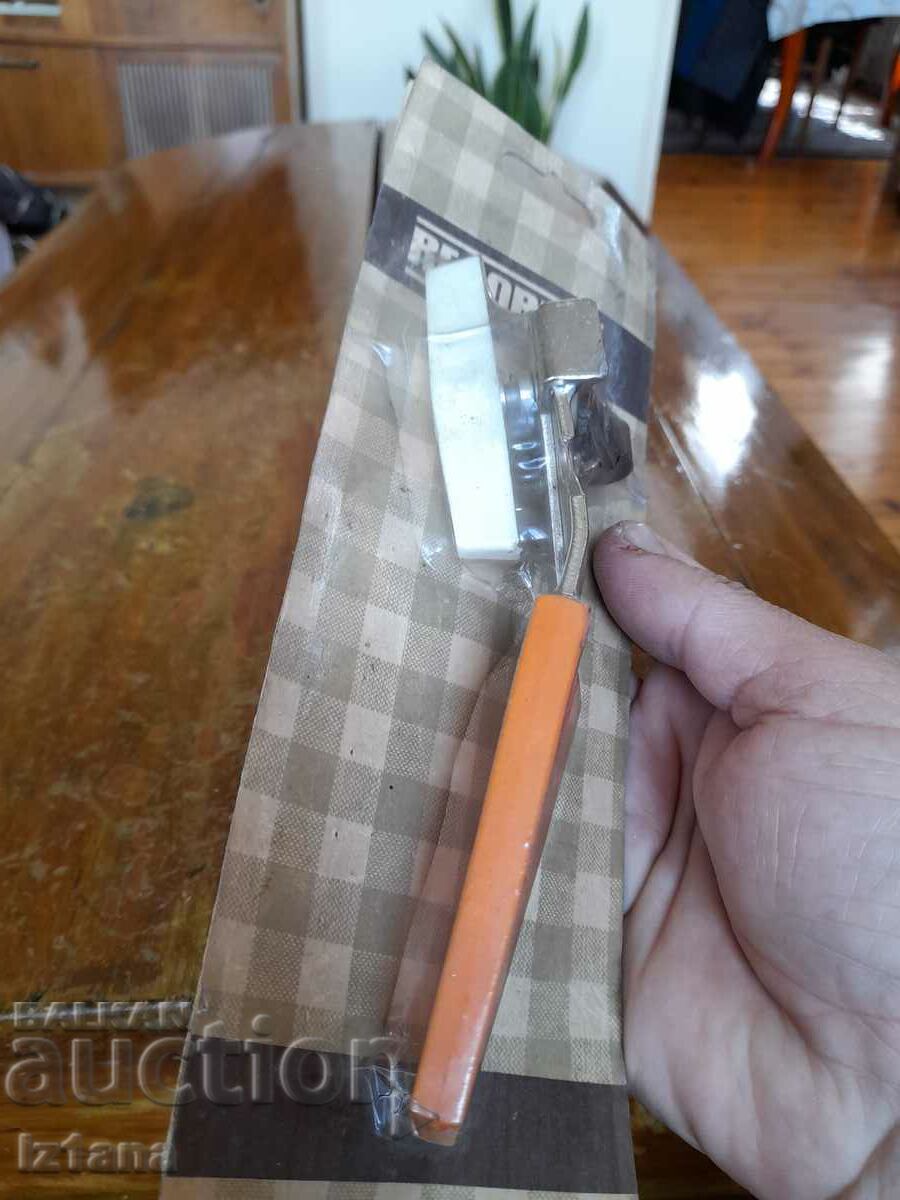 An old RECORD can opener with price 30.00 BGN | € 15.34 An old RECORD can opener with price 30.00 BGN | € 15.34