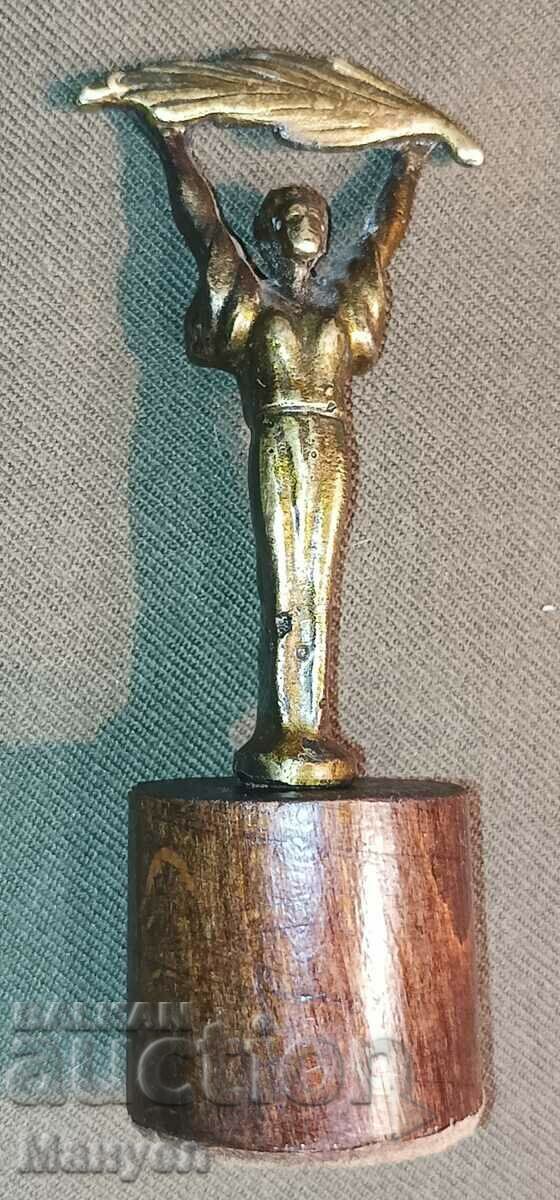 Красива малка пластика( статуята на свободата в Будапеща). с цена 34.90 лв. | € 17.84 Красива малка пластика( статуята на свободата в Будапеща). с цена 34.90 лв. | € 17.84