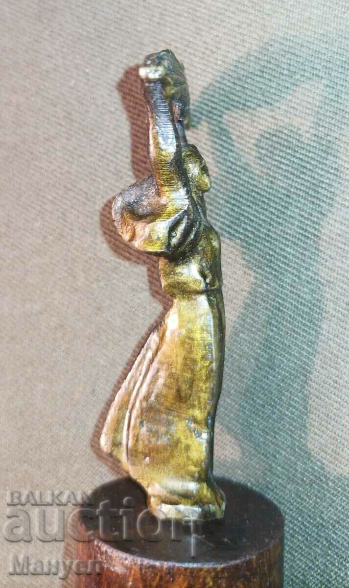 Доставка на Красива малка пластика( статуята на свободата в Будапеща). Доставка на Красива малка пластика( статуята на свободата в Будапеща).