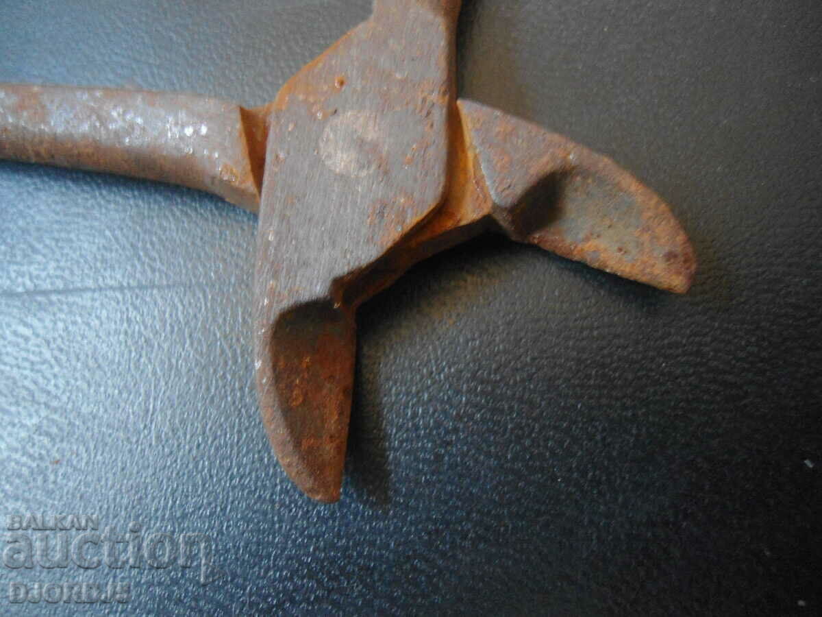 Delivery of Old pliers, incisors