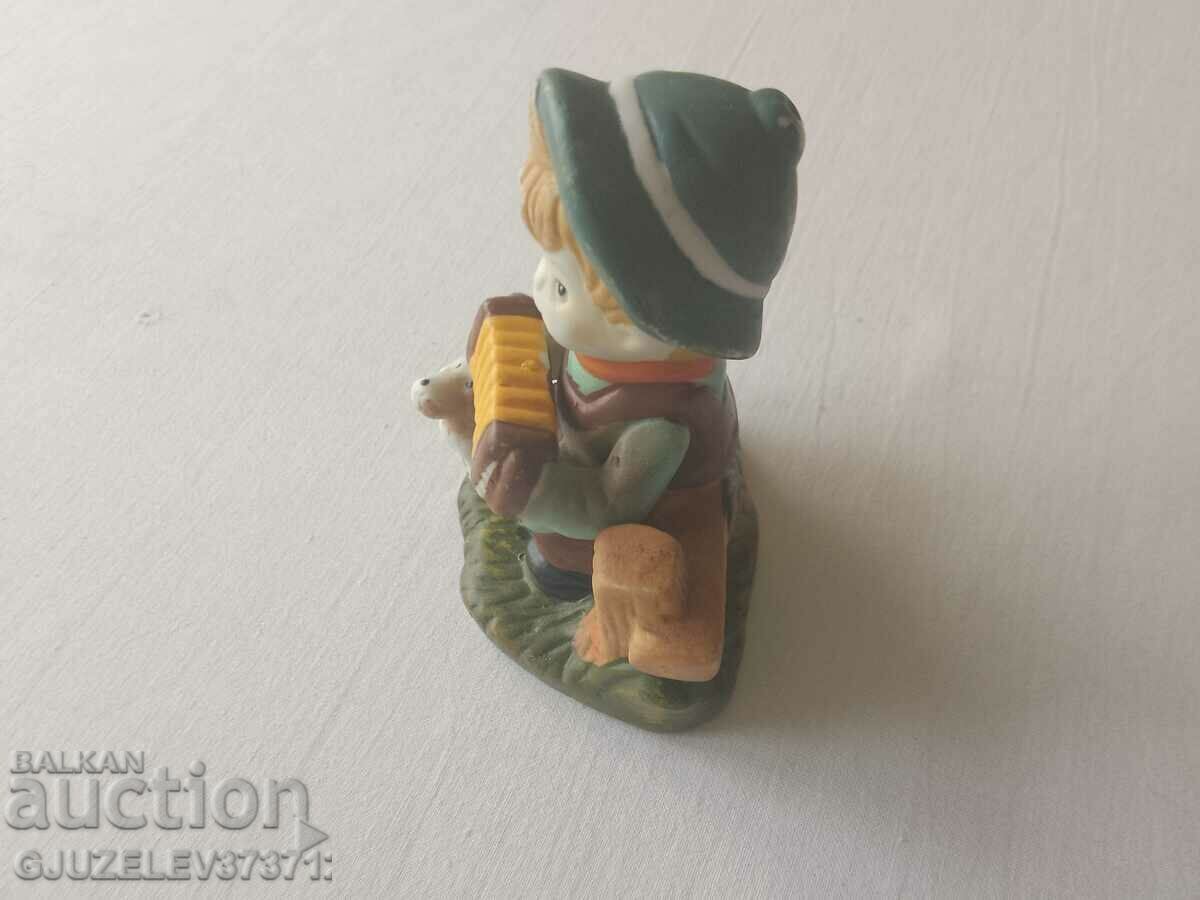 Porcelain figure of a Dutch boy playing an accordion - 5 Porcelain figure of a Dutch boy playing an accordion - 5