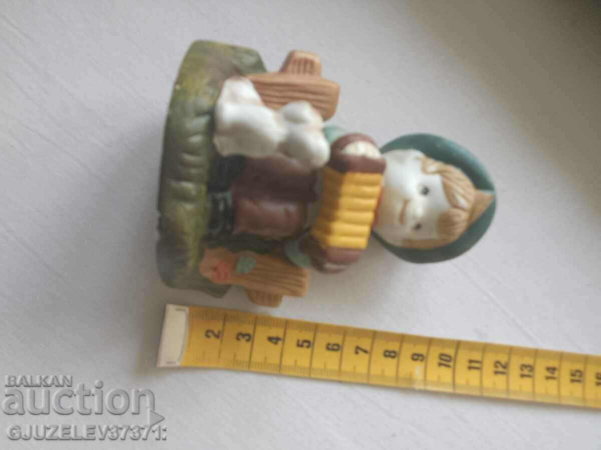 Porcelain figure of a Dutch boy playing an accordion - 6 Porcelain figure of a Dutch boy playing an accordion - 6