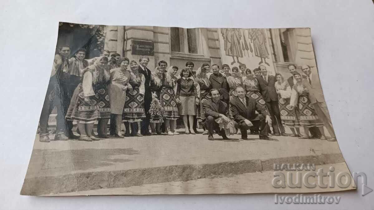 Doamna Bărbați și femei în costume populare în fața Arts. liceu