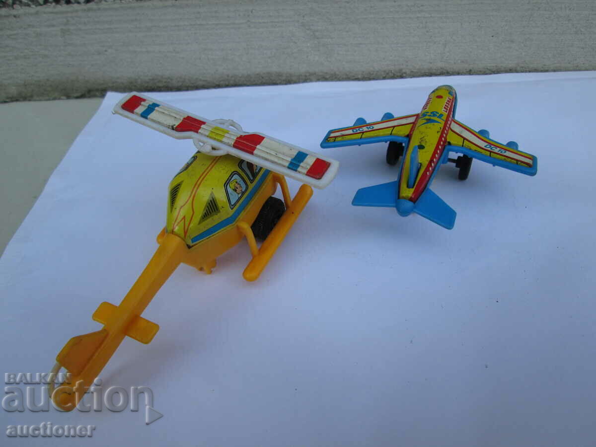 Delivery of OLD CHILDREN'S TOY PLANE AND HELICOPTER Delivery of OLD CHILDREN'S TOY PLANE AND HELICOPTER