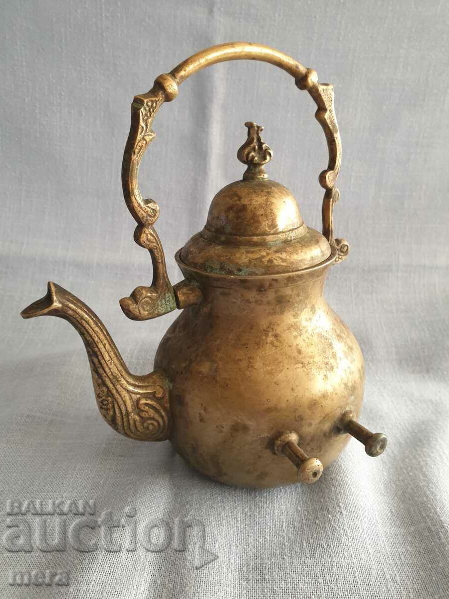 Античен лят масивен бронзов чайник