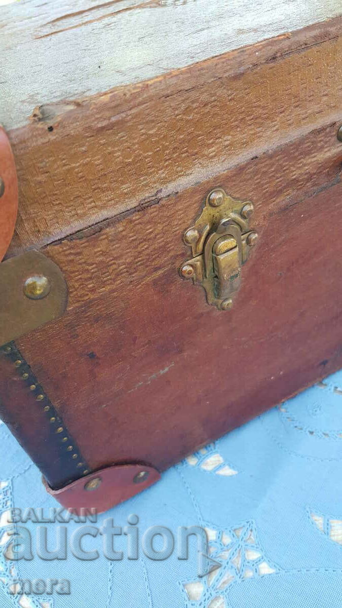 Antique wooden trunk with bronze fittings - 7 Antique wooden trunk with bronze fittings - 7