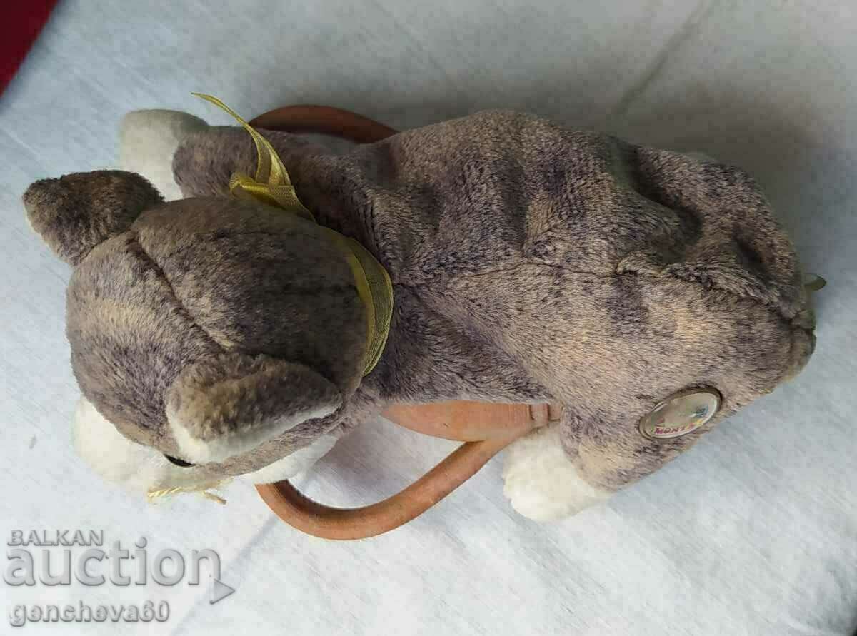 Delivery of Collectible plush kitten and ceramic amphora Delivery of Collectible plush kitten and ceramic amphora