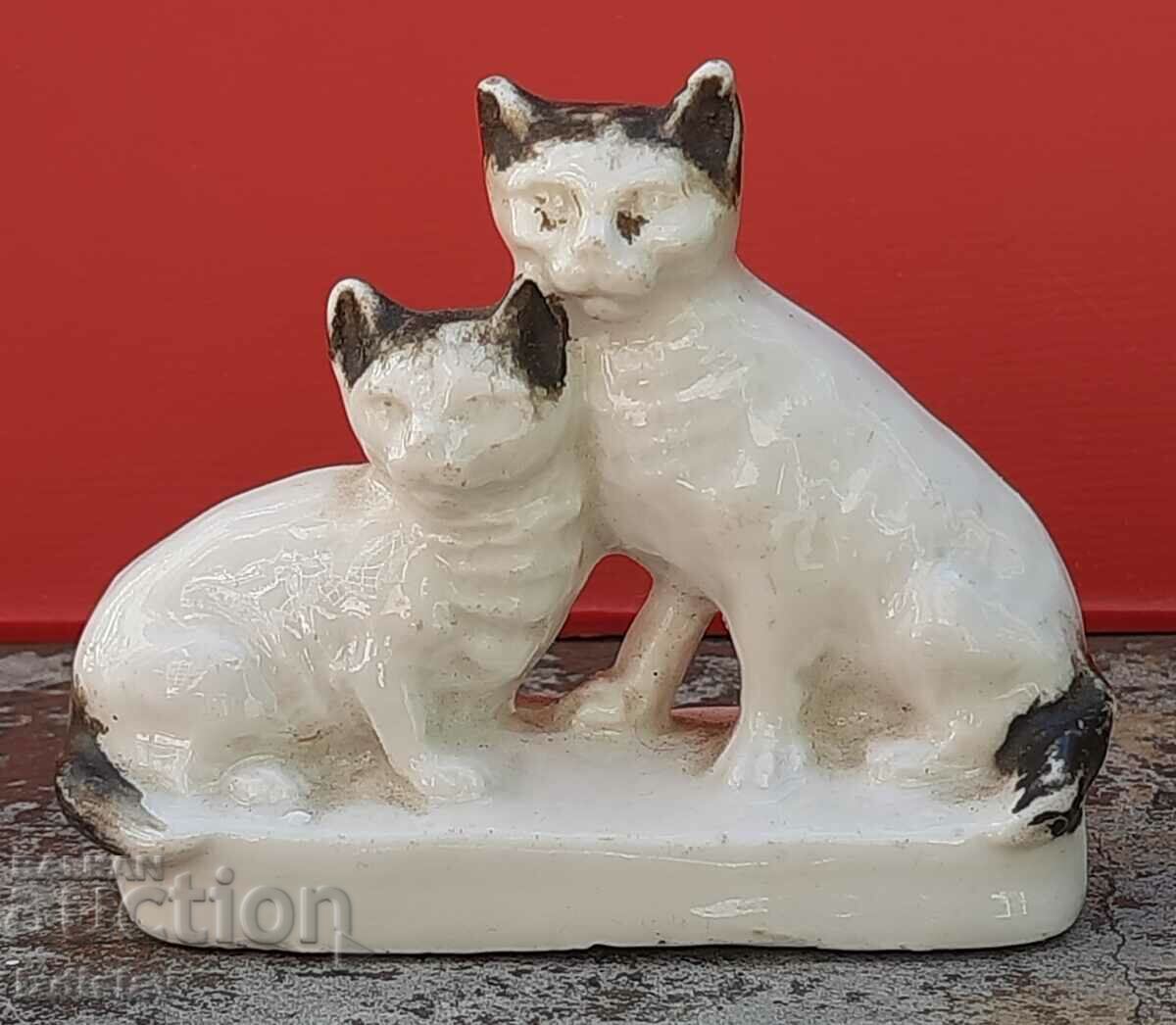 Porcelain kitten figure