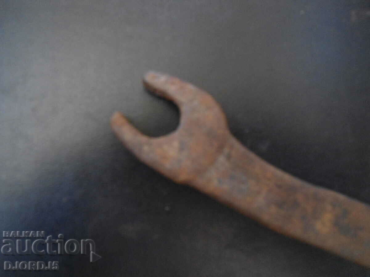 Cheia forjată cu preț 2.00 BGN | € 1.02 Cheia forjată cu preț 2.00 BGN | € 1.02