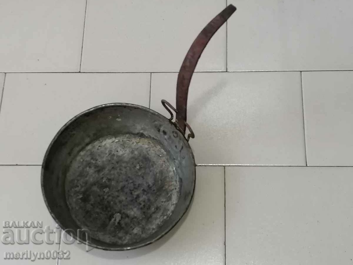 Auction  An old copper pan, a baker, a tray, a copper pot