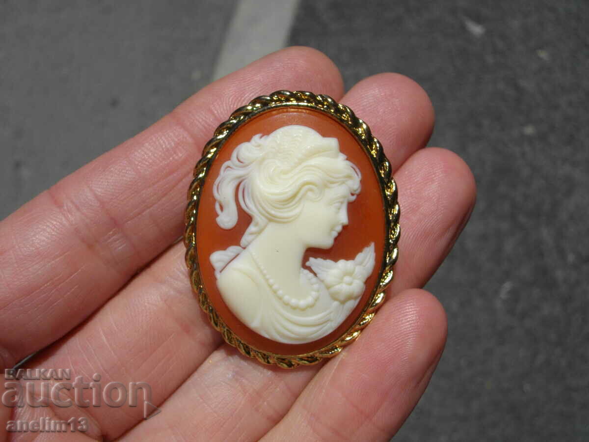 STARA brosa Kameya cu preț 30.00 BGN | € 15.34 STARA brosa Kameya cu preț 30.00 BGN | € 15.34