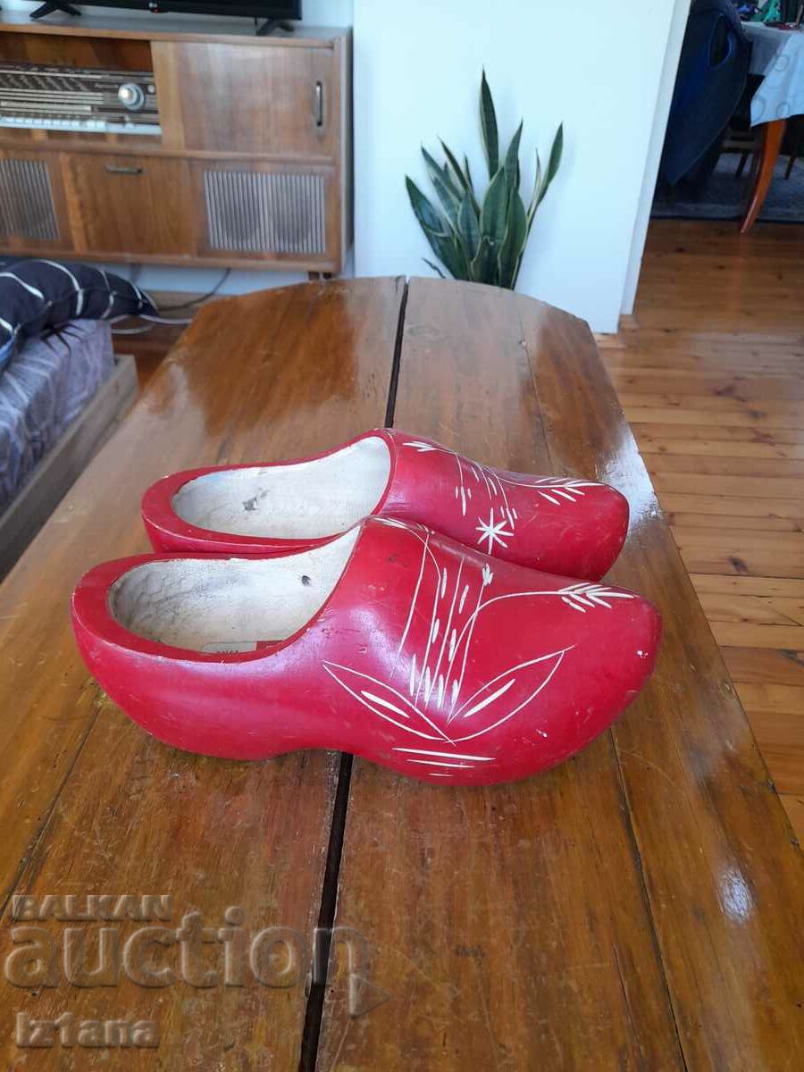 Pantofi vechi de lemn cu preț 70.00 BGN | € 35.79