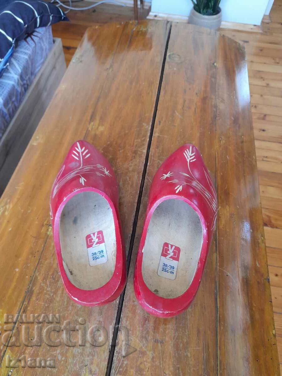 Licitație Pantofi vechi de lemn