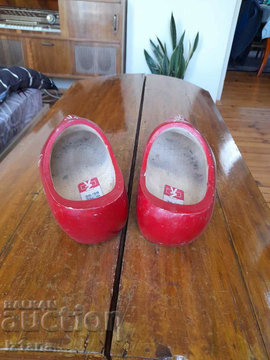 Livrarea Pantofi vechi de lemn