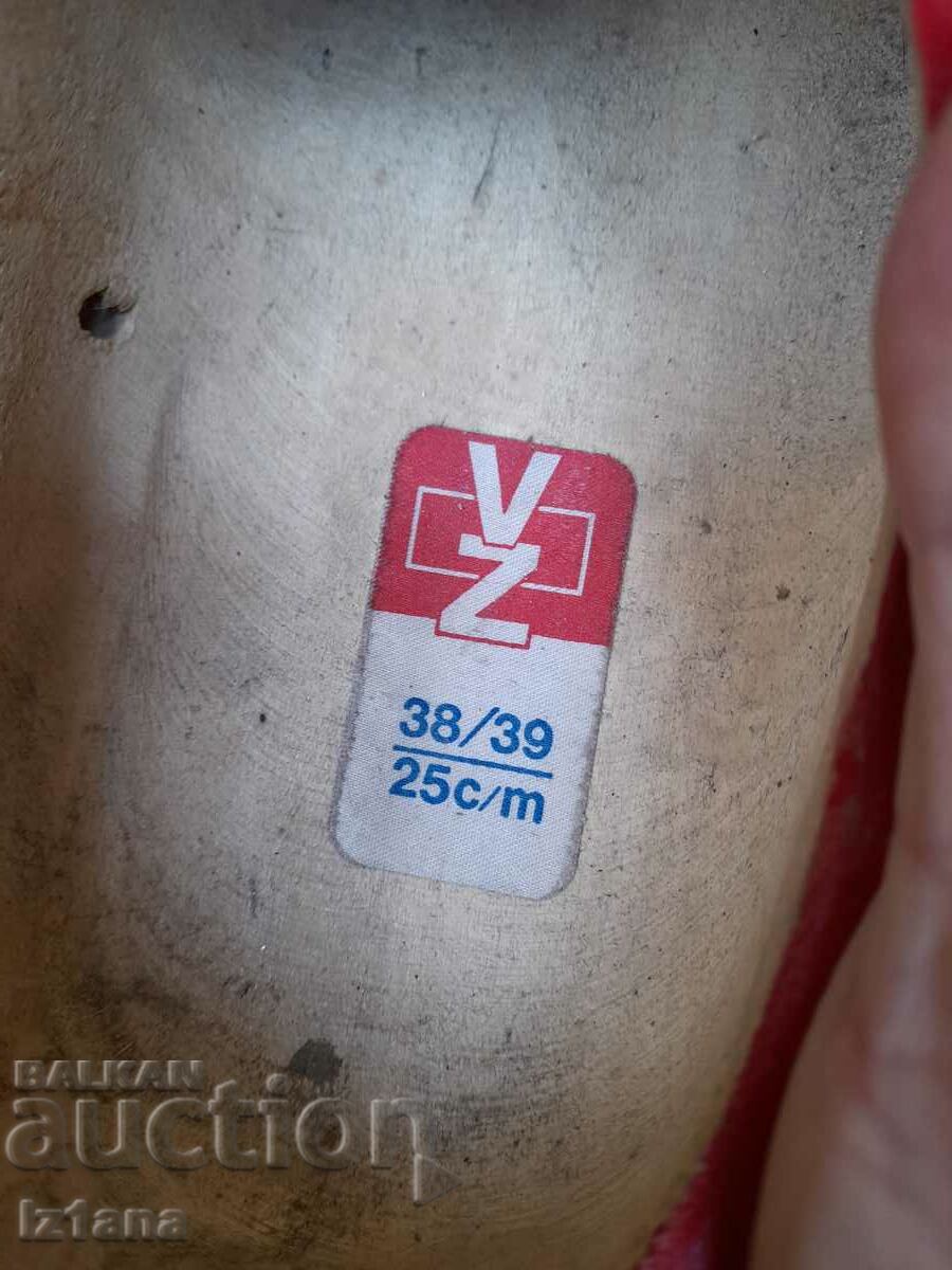 Pantofi vechi de lemn - 5