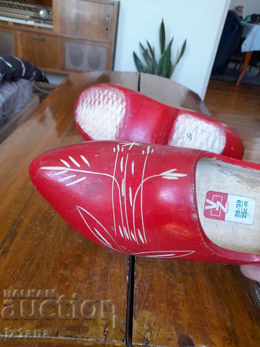 Pantofi vechi de lemn - 7