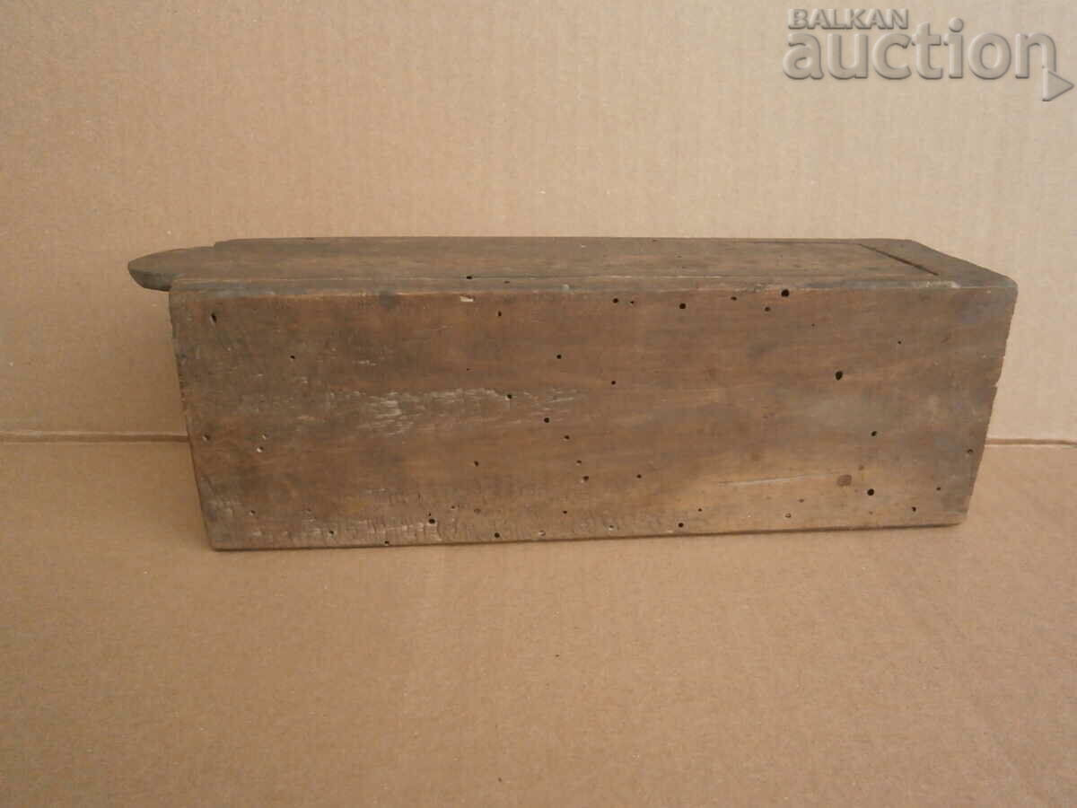 Auction an old primitive box for pencil holders Auction an old primitive box for pencil holders