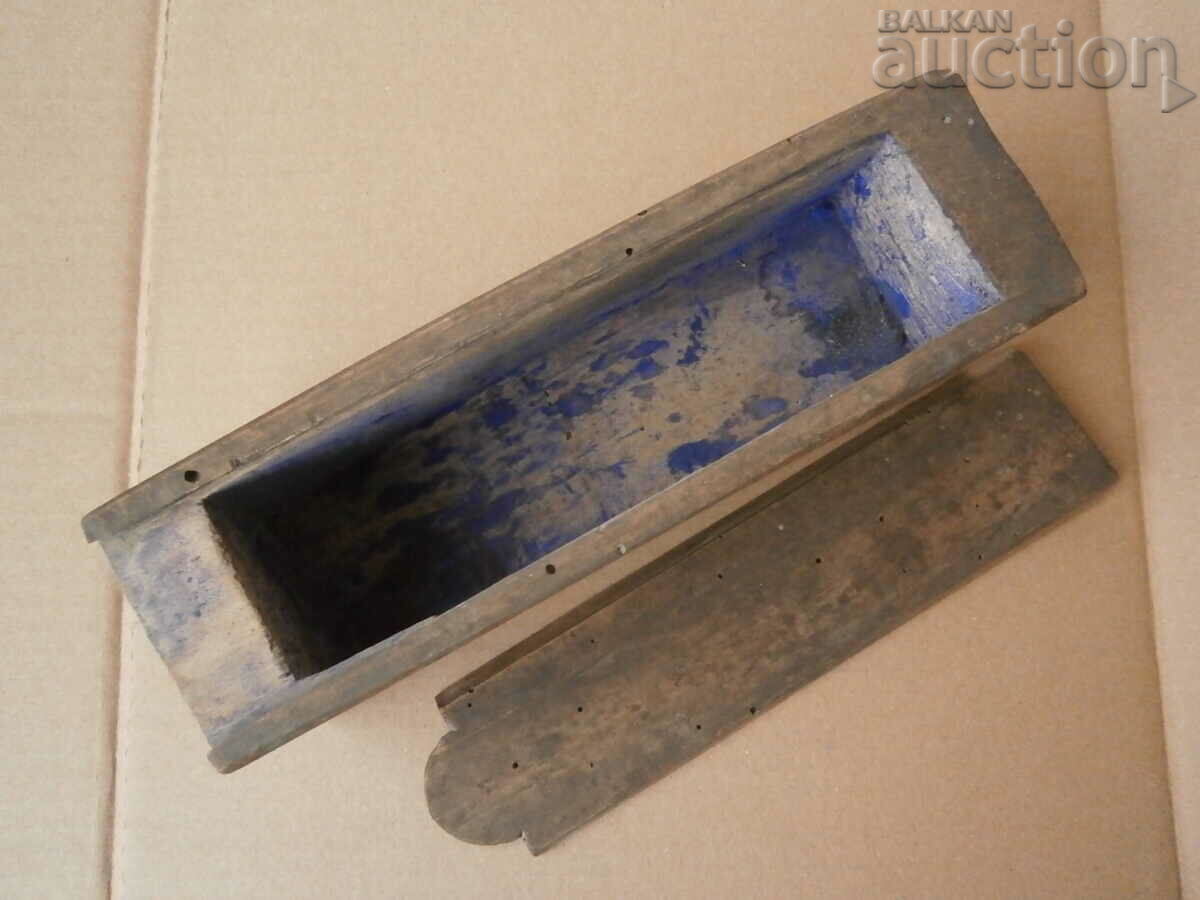 Delivery of an old primitive box for pencil holders Delivery of an old primitive box for pencil holders