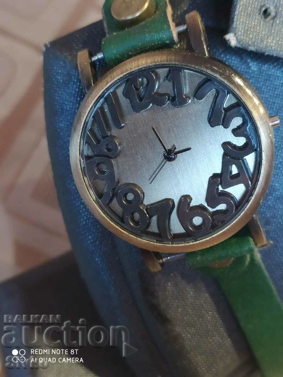 Часовник дълга зелена каишка