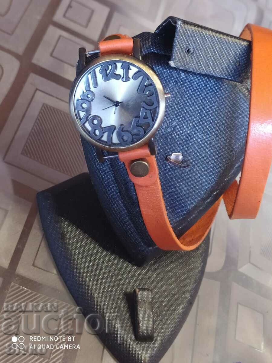 Часовник дълга оранжева каишка