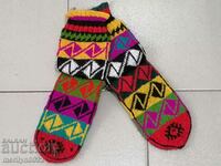 Плетени шарени чорапи от чеиз носия калцуни