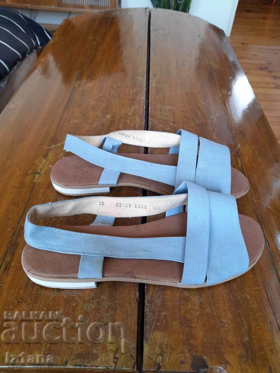 Sandale Pirin bătrâne cu preț 20.00 BGN | € 10.23