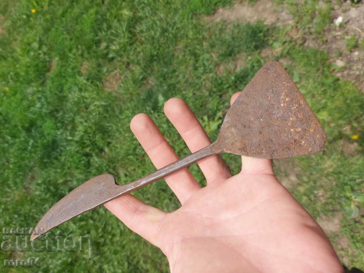 OLD LARGE HANDMADE CRAWN CUTTING / CUTTER with price 22.50 BGN | € 11.50