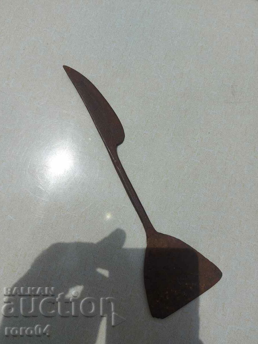 OLD LARGE HANDMADE CRAWN CUTTING / CUTTER - 5