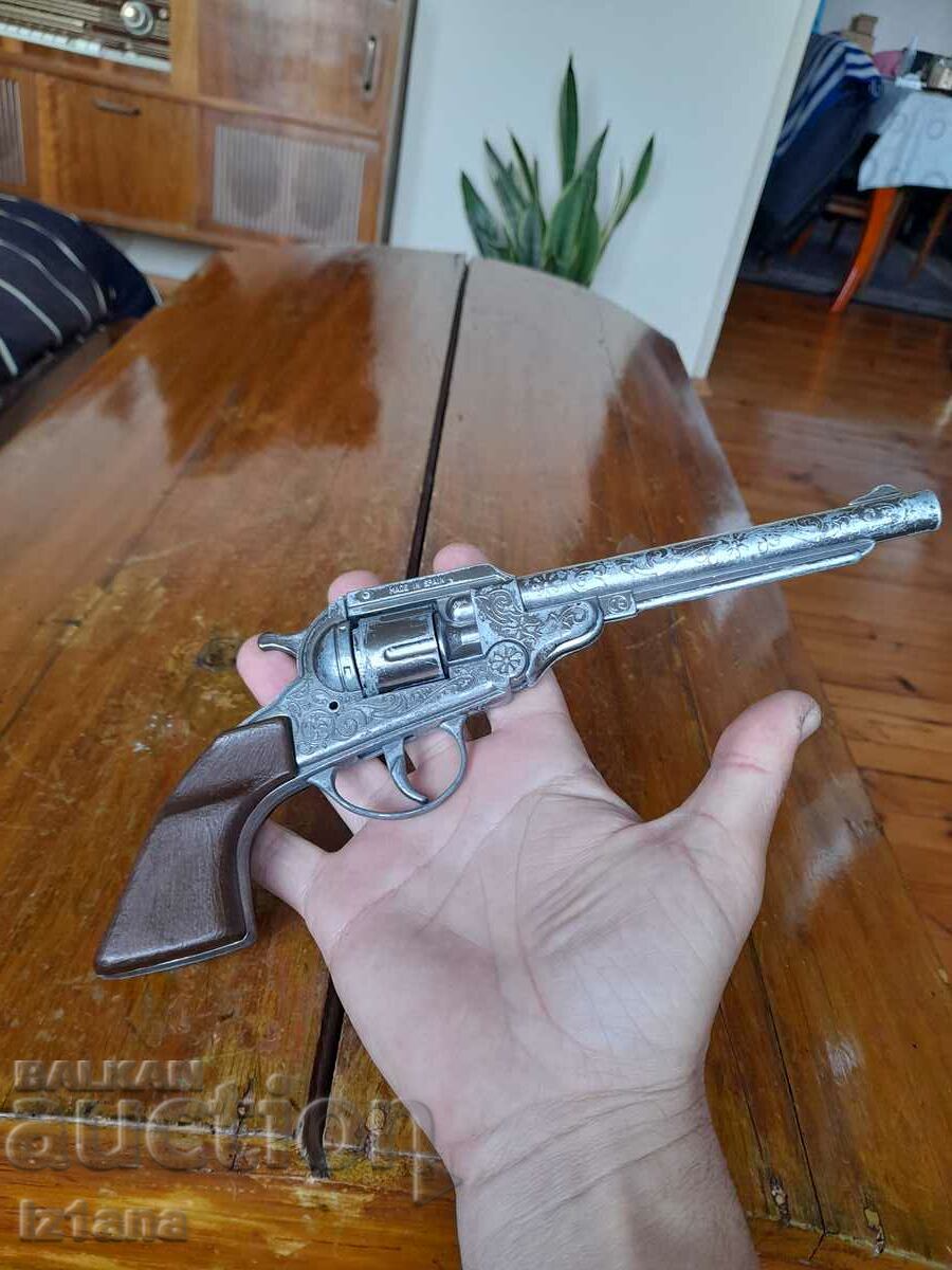 Delivery of An old cartridge gun