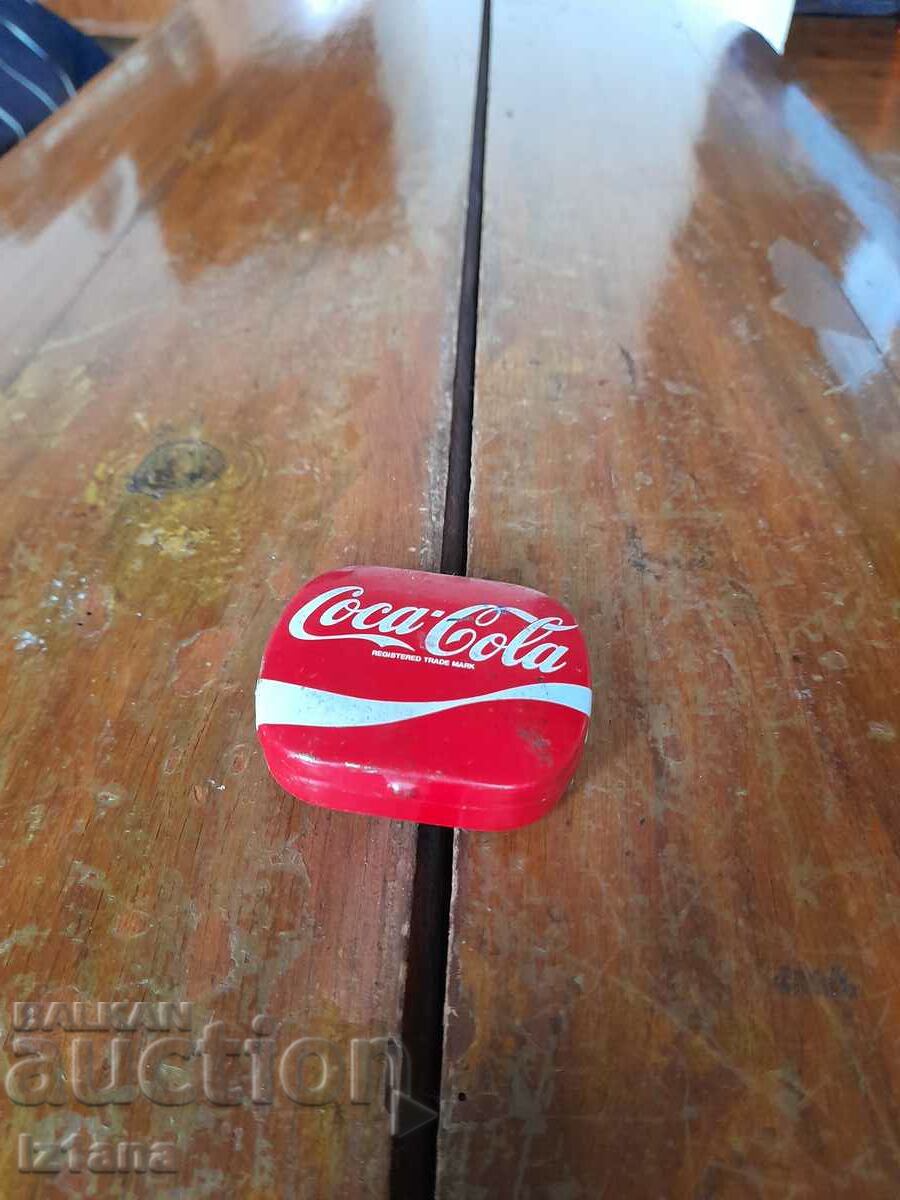 Ένα κουτί με φύλλα Coca Cola, Coca Cola