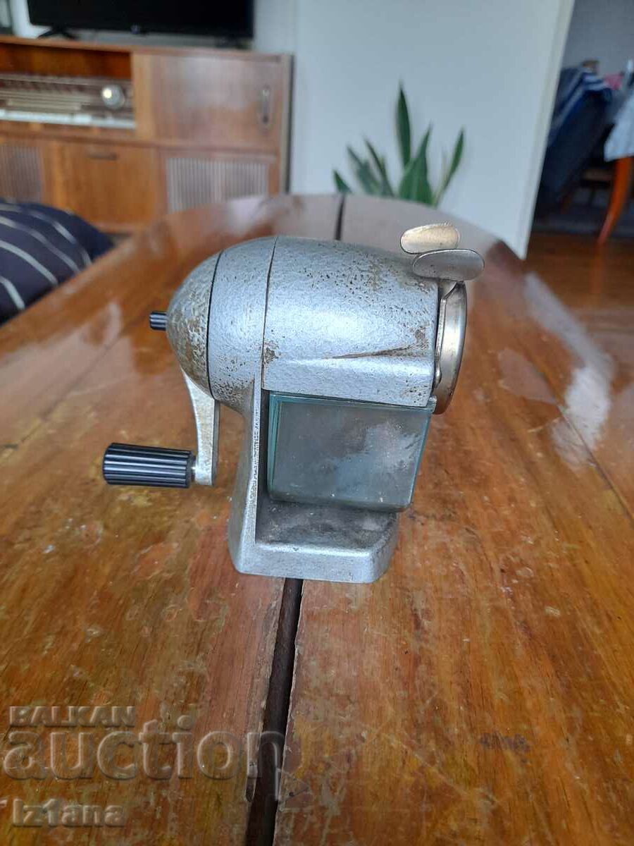 Παλιά μηχανική ξύστρα με τιμή 60.00 BGN | € 30.68 Παλιά μηχανική ξύστρα με τιμή 60.00 BGN | € 30.68