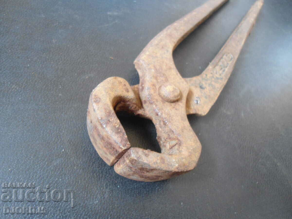 Delivery of Old pliers marked Delivery of Old pliers marked