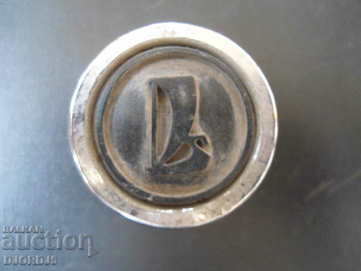 Παλιό καπάκι αυτοκινήτου με τιμή 3.00 BGN | € 1.53 Παλιό καπάκι αυτοκινήτου με τιμή 3.00 BGN | € 1.53