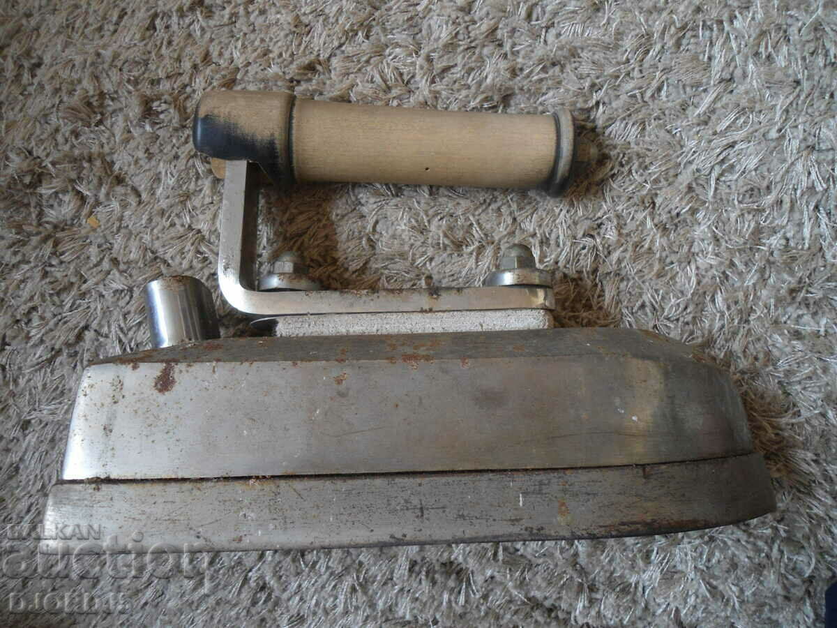 Παλιά σιδερένια ξύλινη λαβή με τιμή 12.00 BGN | € 6.14 Παλιά σιδερένια ξύλινη λαβή με τιμή 12.00 BGN | € 6.14