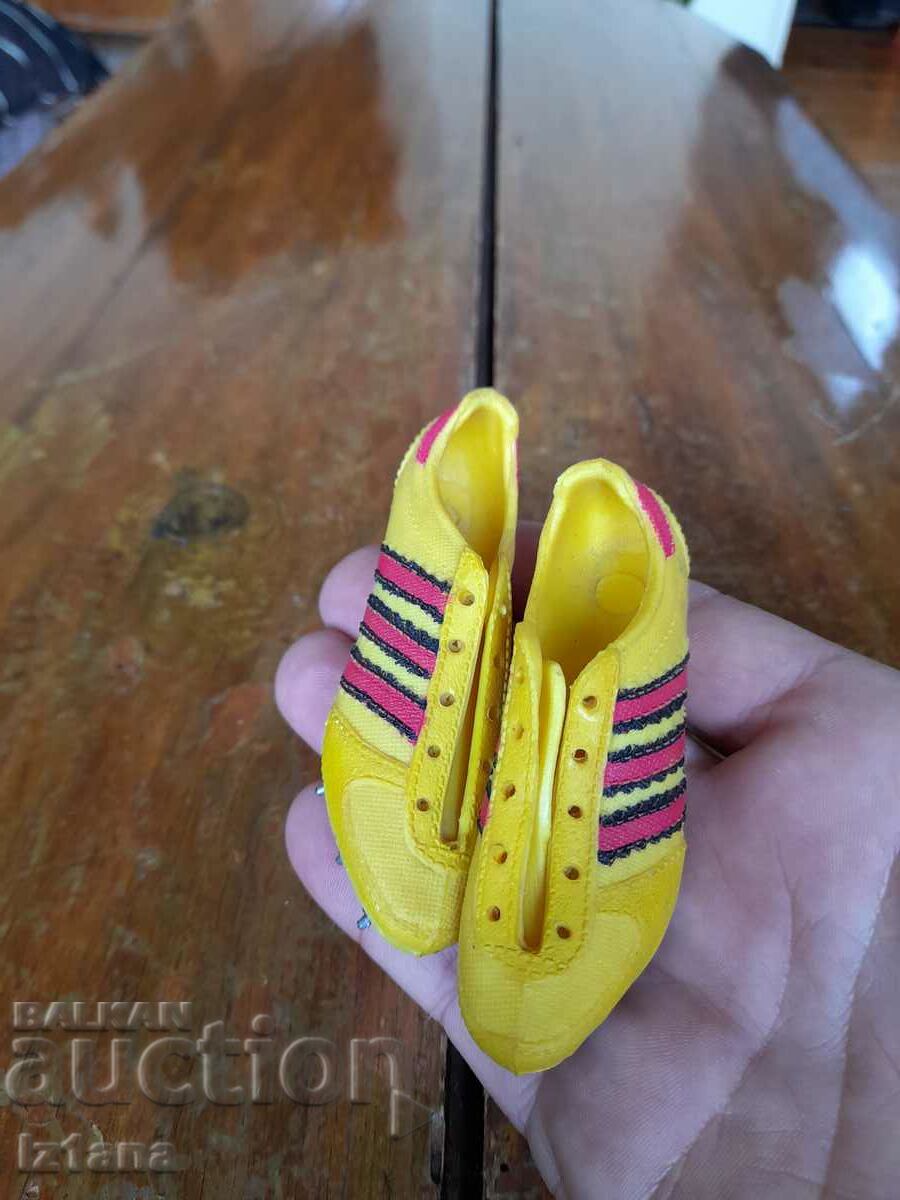 Παλιά αναμνηστικά παπούτσια ποδοσφαίρου, κουμπιά με τιμή 15.00 BGN | € 7.67 Παλιά αναμνηστικά παπούτσια ποδοσφαίρου, κουμπιά με τιμή 15.00 BGN | € 7.67