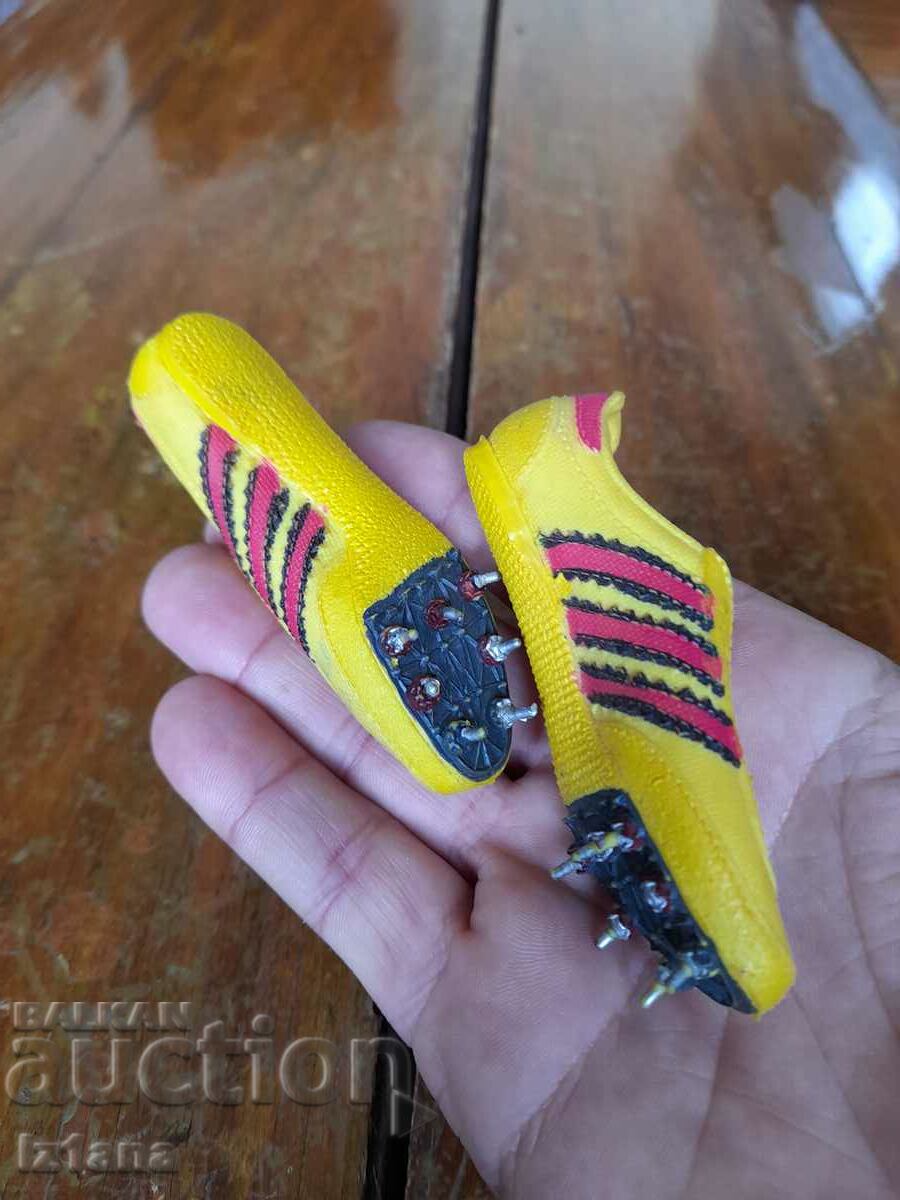 Δημοπρασία Παλιά αναμνηστικά παπούτσια ποδοσφαίρου, κουμπιά Δημοπρασία Παλιά αναμνηστικά παπούτσια ποδοσφαίρου, κουμπιά