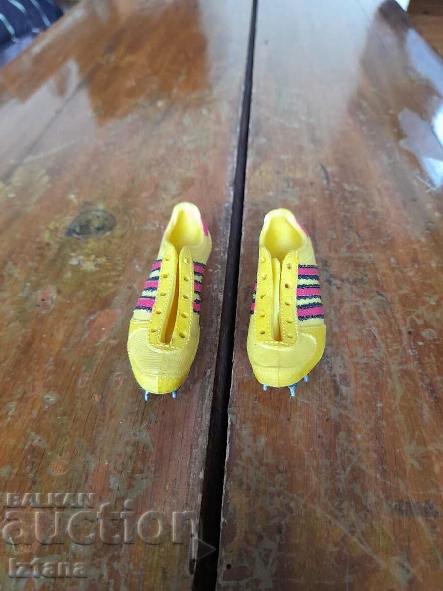 Παλιά αναμνηστικά παπούτσια ποδοσφαίρου, κουμπιά