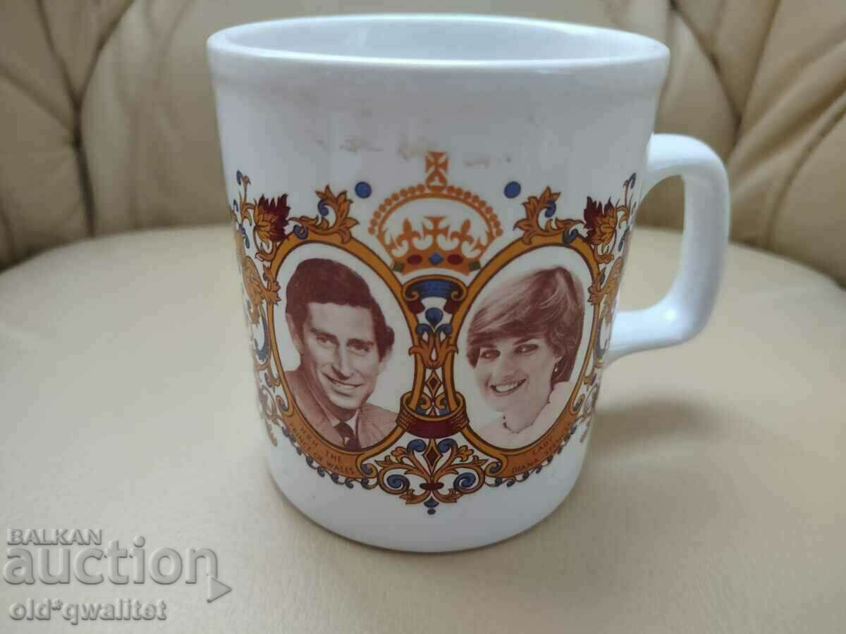 Porcelain - GLASS, Persons of the Royal Court, England1981. with price 99.00 BGN | € 50.62 Porcelain - GLASS, Persons of the Royal Court, England1981. with price 99.00 BGN | € 50.62