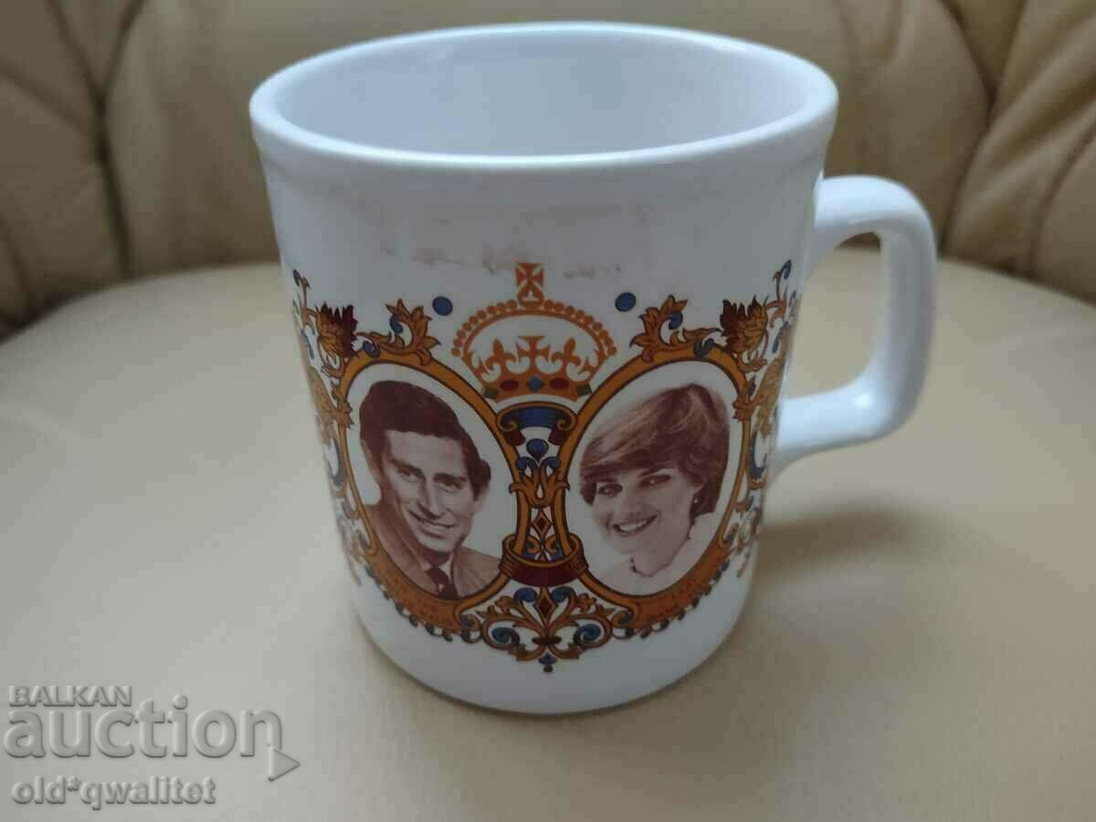 Auction Porcelain - GLASS, Persons of the Royal Court, England1981. Auction Porcelain - GLASS, Persons of the Royal Court, England1981.