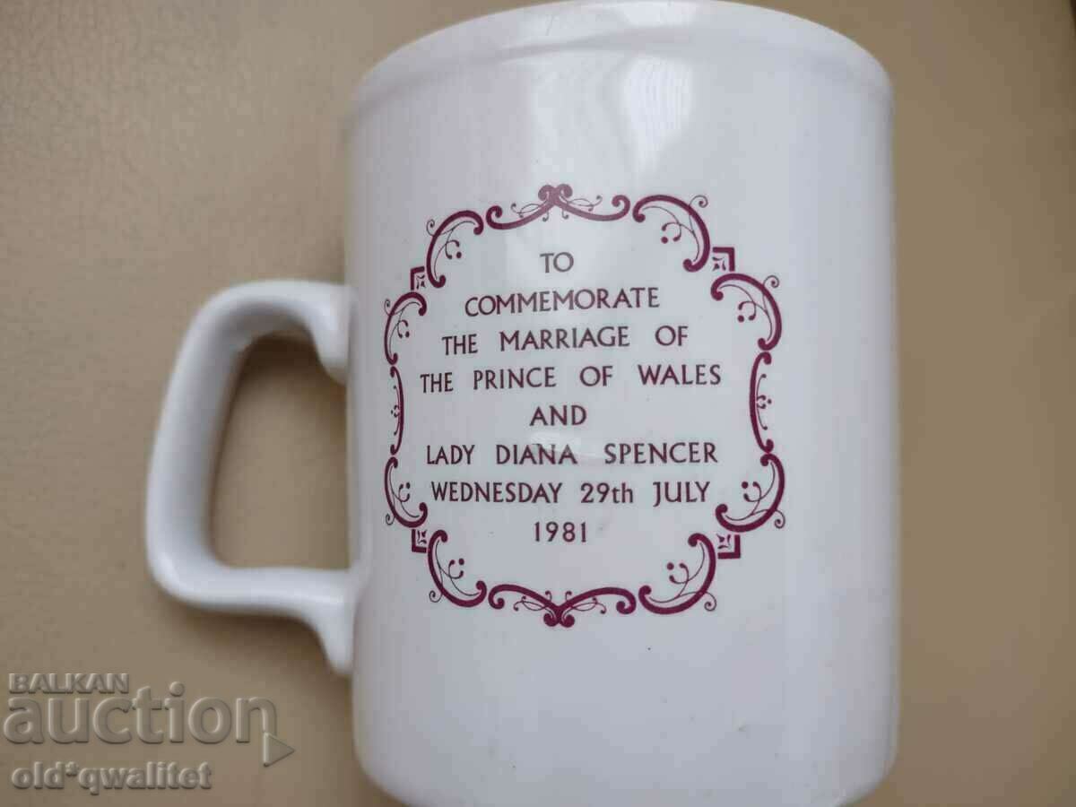 Delivery of Porcelain - GLASS, Persons of the Royal Court, England1981. Delivery of Porcelain - GLASS, Persons of the Royal Court, England1981.