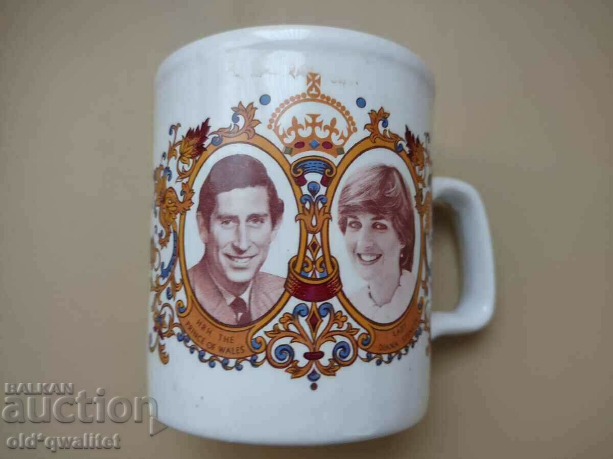 Porcelain - GLASS, Persons of the Royal Court, England1981.