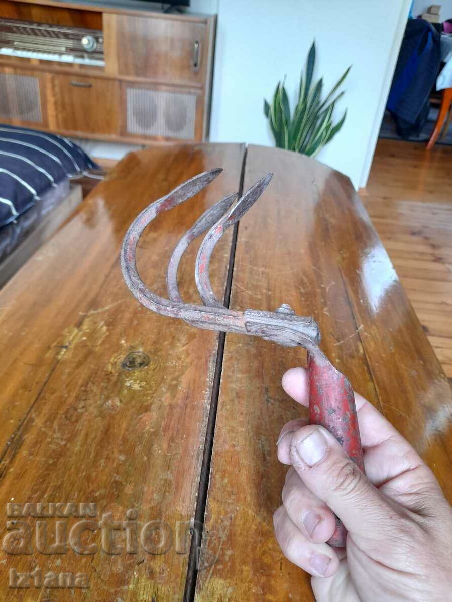 Ένα παλιό εργαλείο κήπου με τιμή 30.00 BGN | € 15.34 Ένα παλιό εργαλείο κήπου με τιμή 30.00 BGN | € 15.34