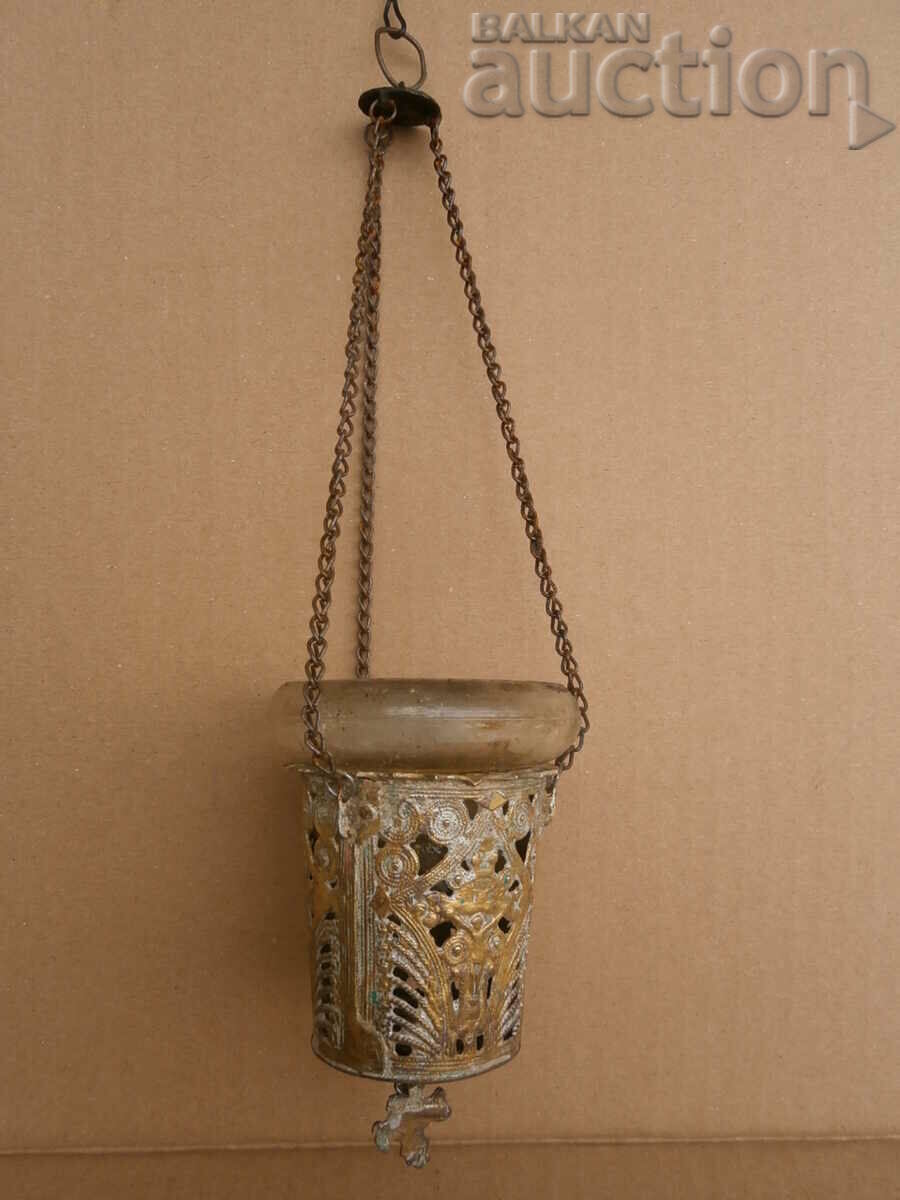 Lampă veche de bronz dintr-o icoană interioară pâlpâitoare