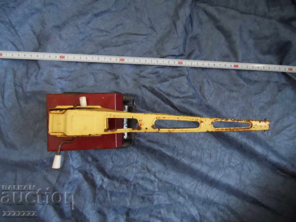 Δημοπρασία ένα παλιό τσίγκινο παιχνίδι Δημοπρασία ένα παλιό τσίγκινο παιχνίδι