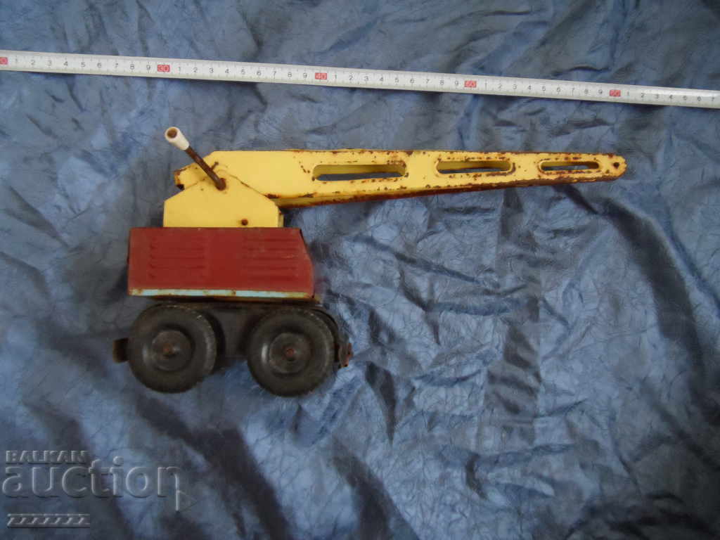 ένα παλιό τσίγκινο παιχνίδι ένα παλιό τσίγκινο παιχνίδι