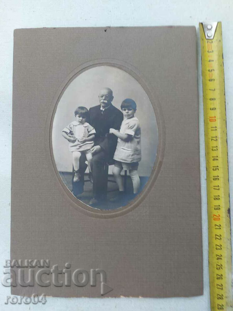 fotografii vechi - CARTON cu preț 17.99 BGN | € 9.20 fotografii vechi - CARTON cu preț 17.99 BGN | € 9.20