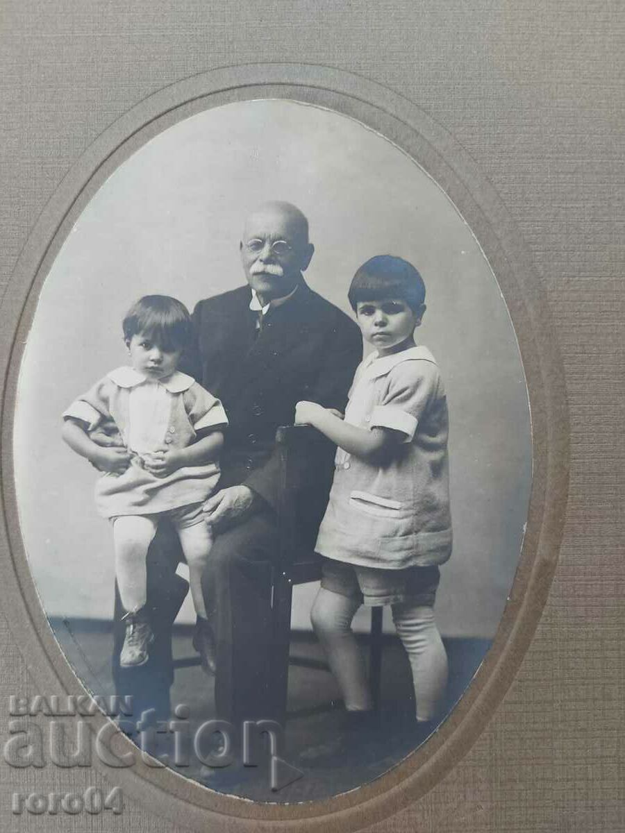 Licitație fotografii vechi - CARTON Licitație fotografii vechi - CARTON