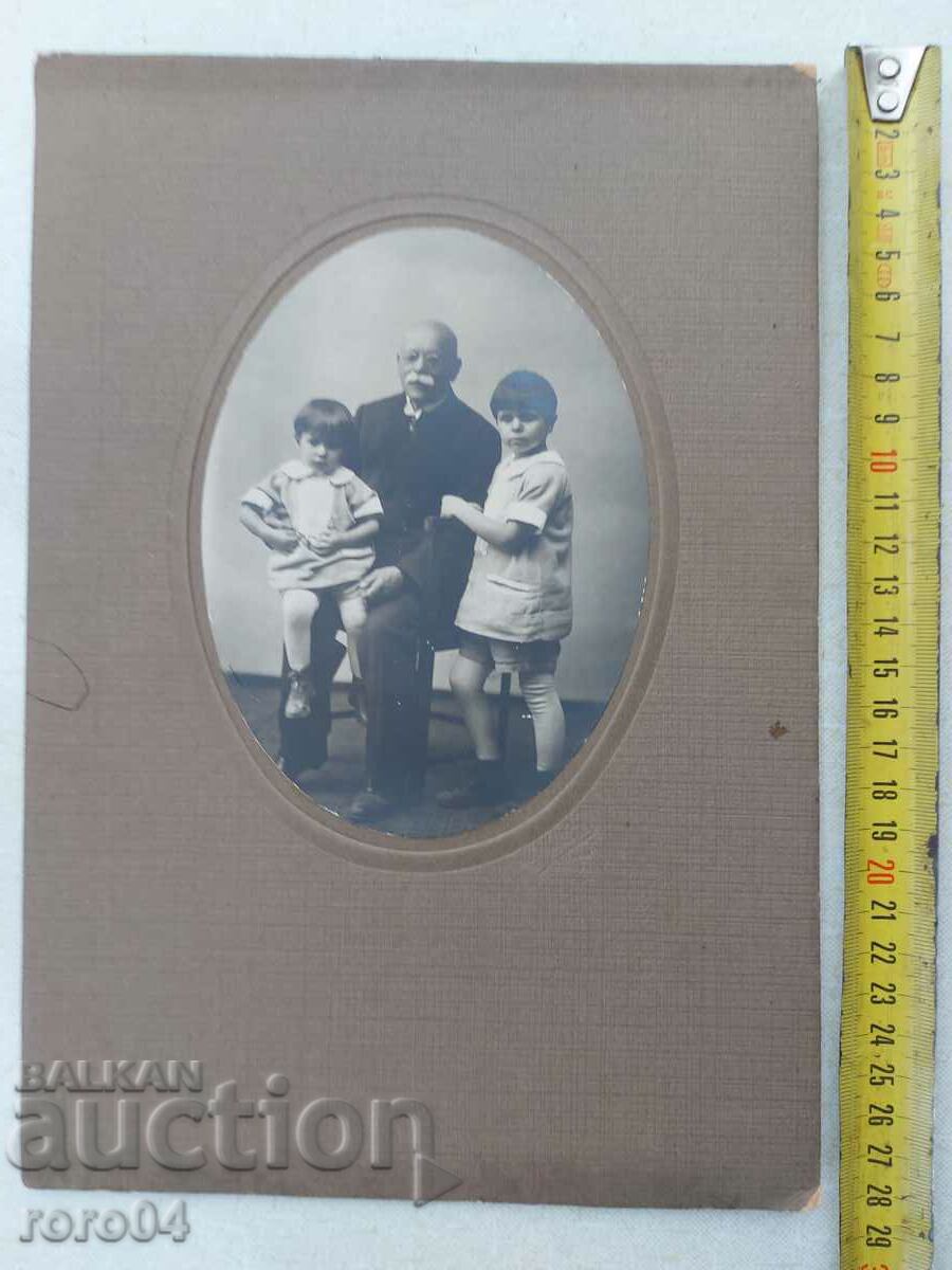 fotografii vechi - CARTON cu preț 17.99 BGN | € 9.20 fotografii vechi - CARTON cu preț 17.99 BGN | € 9.20